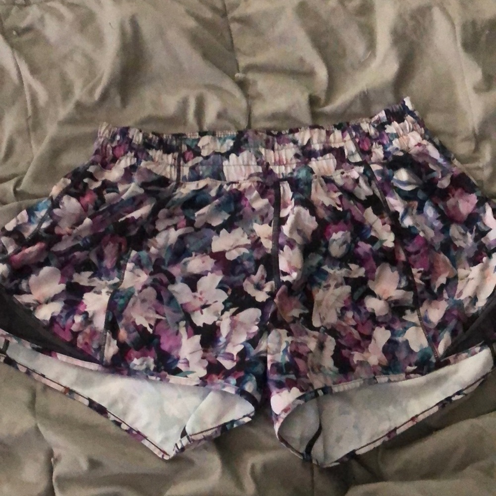 Iululemon low rise hotty hot 4” shorts